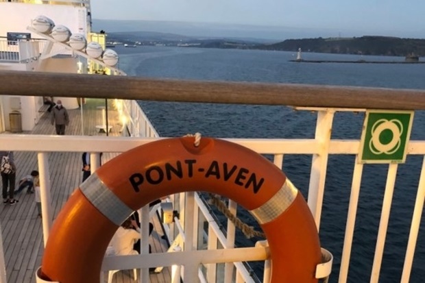 Image of the view from a ferry sailing on the sea with an orange life ring in the foreground with the text 'PONT-AVON'